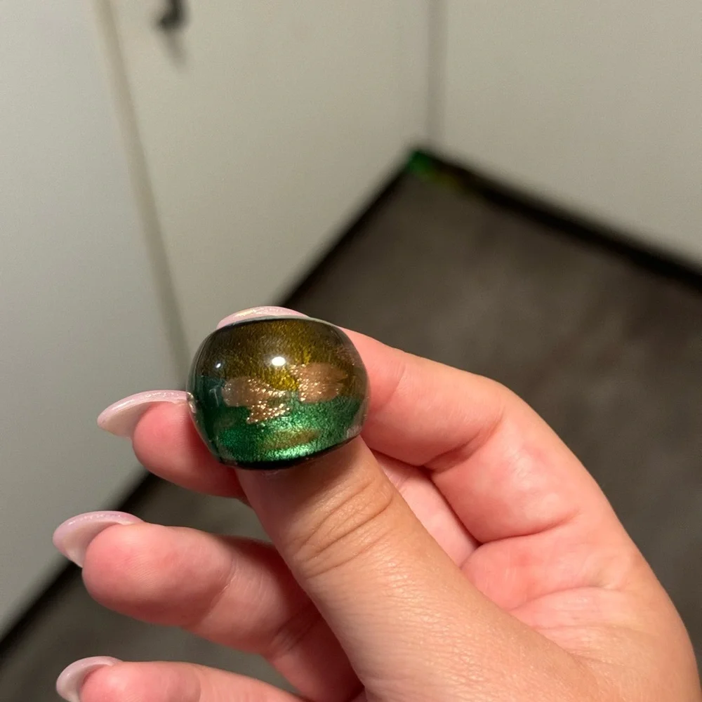 Beautiful green and gold ring - Picture 1 of 4